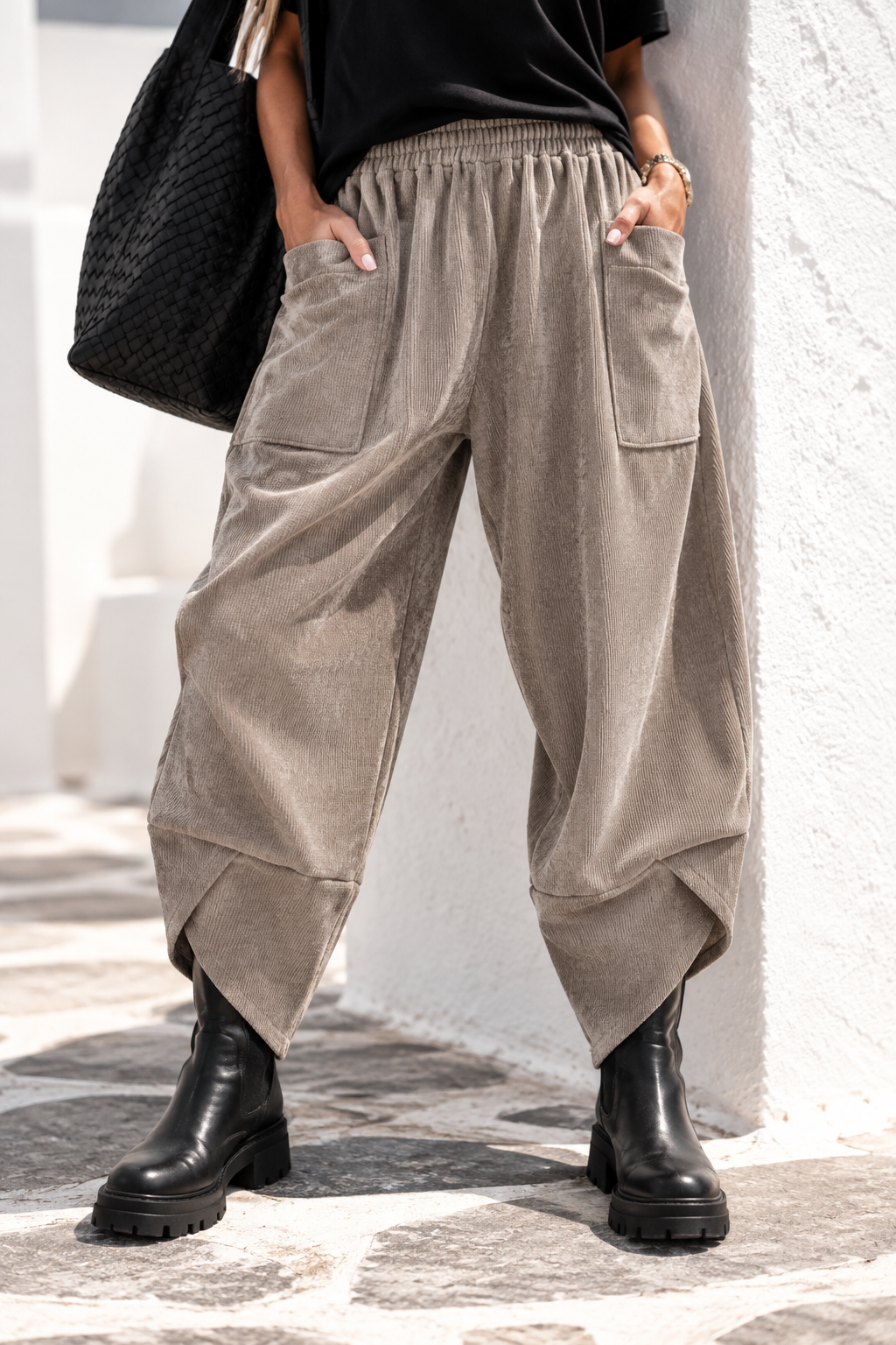 Damen Cordoptik Hose mit Gummibund, Seitentaschen und schrägem Beinabschluss – Einheitsgröße 38–44 – Beige, Schwarz, Goldbraun, Dunkelbraun