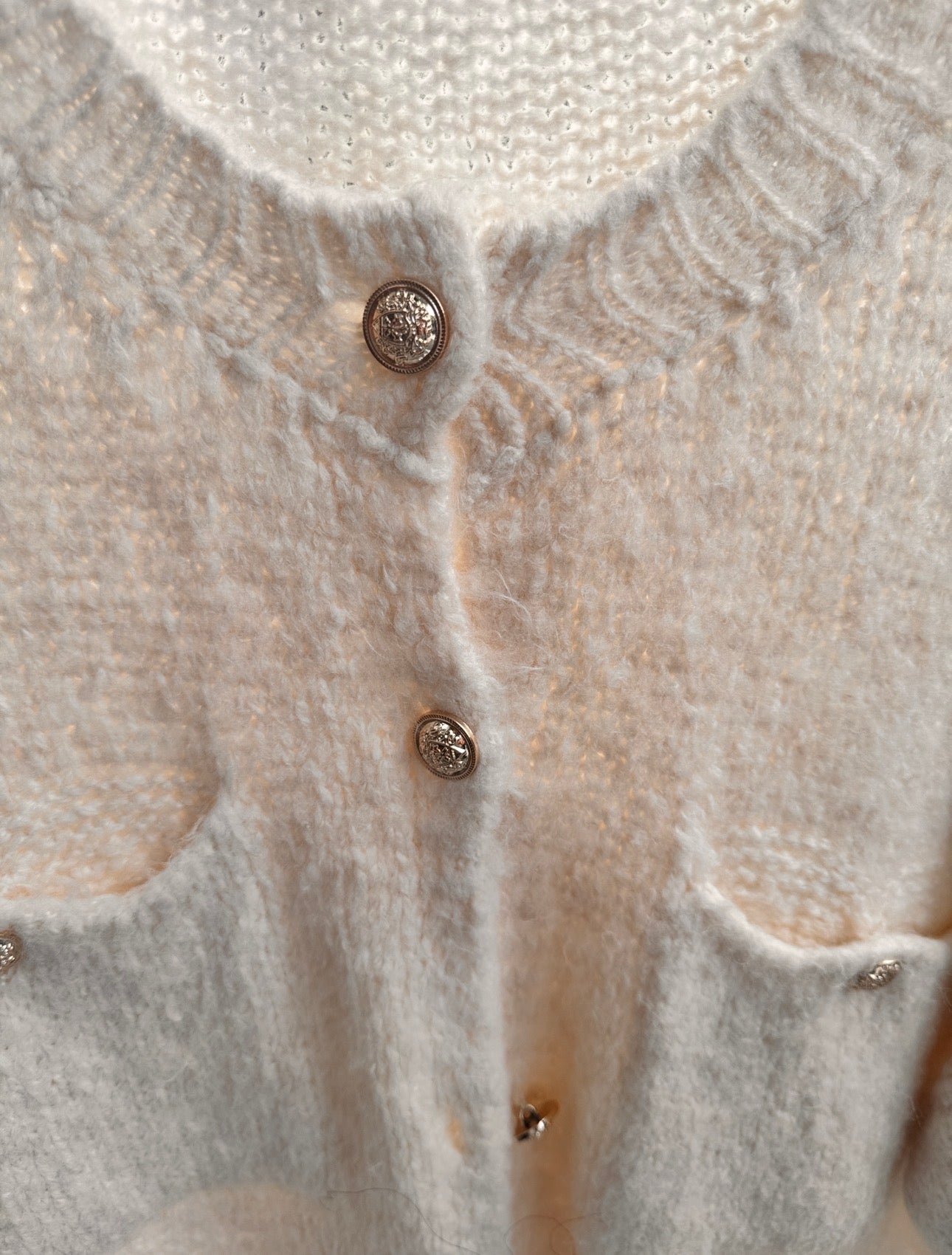 Creme Strickbluse Damen Oversize | Luxus Soft Knit mit Schmuckknöpfen | Ibiza & Mykonos Style 38-42+