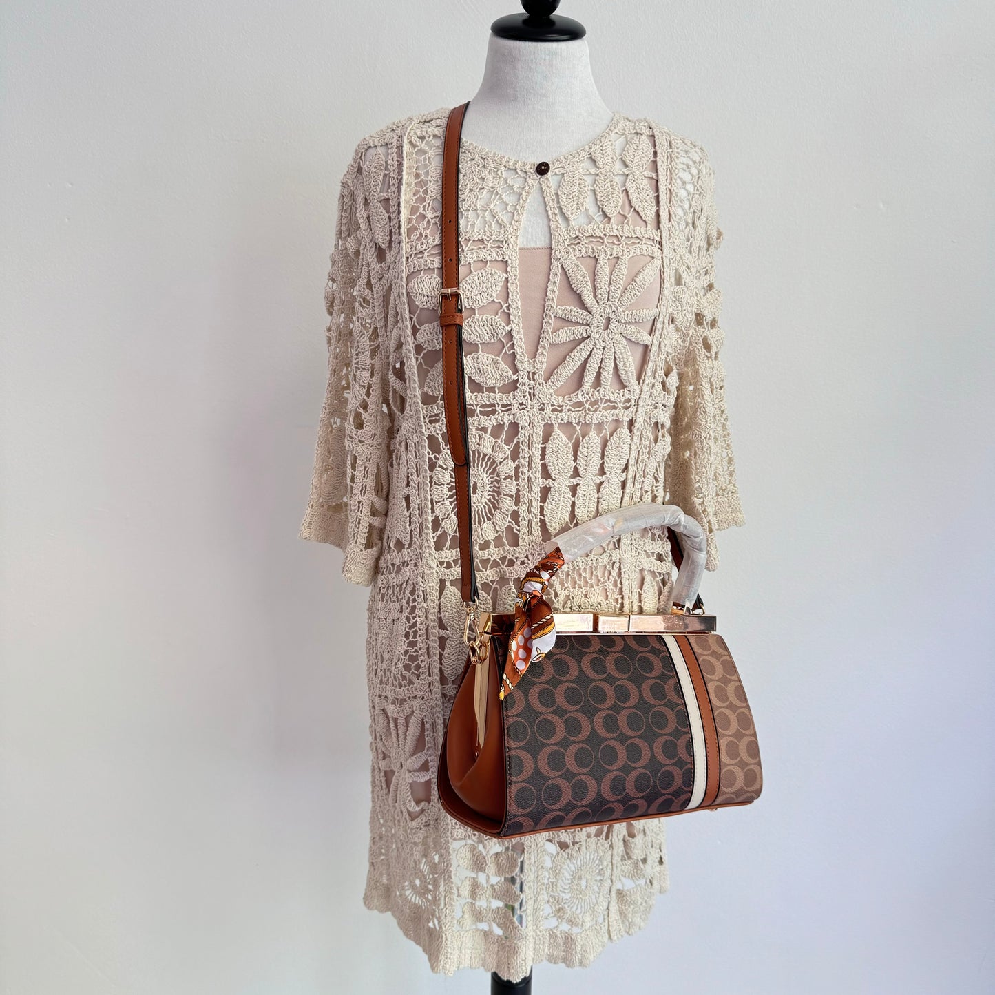 Stilvolle Handtasche mit Seidentuchgriff in Beige und Braun