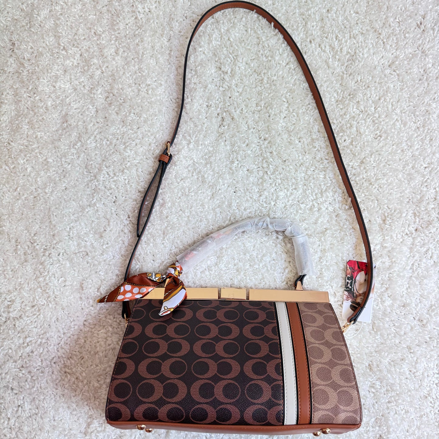 Stilvolle Handtasche mit Seidentuchgriff in Beige und Braun