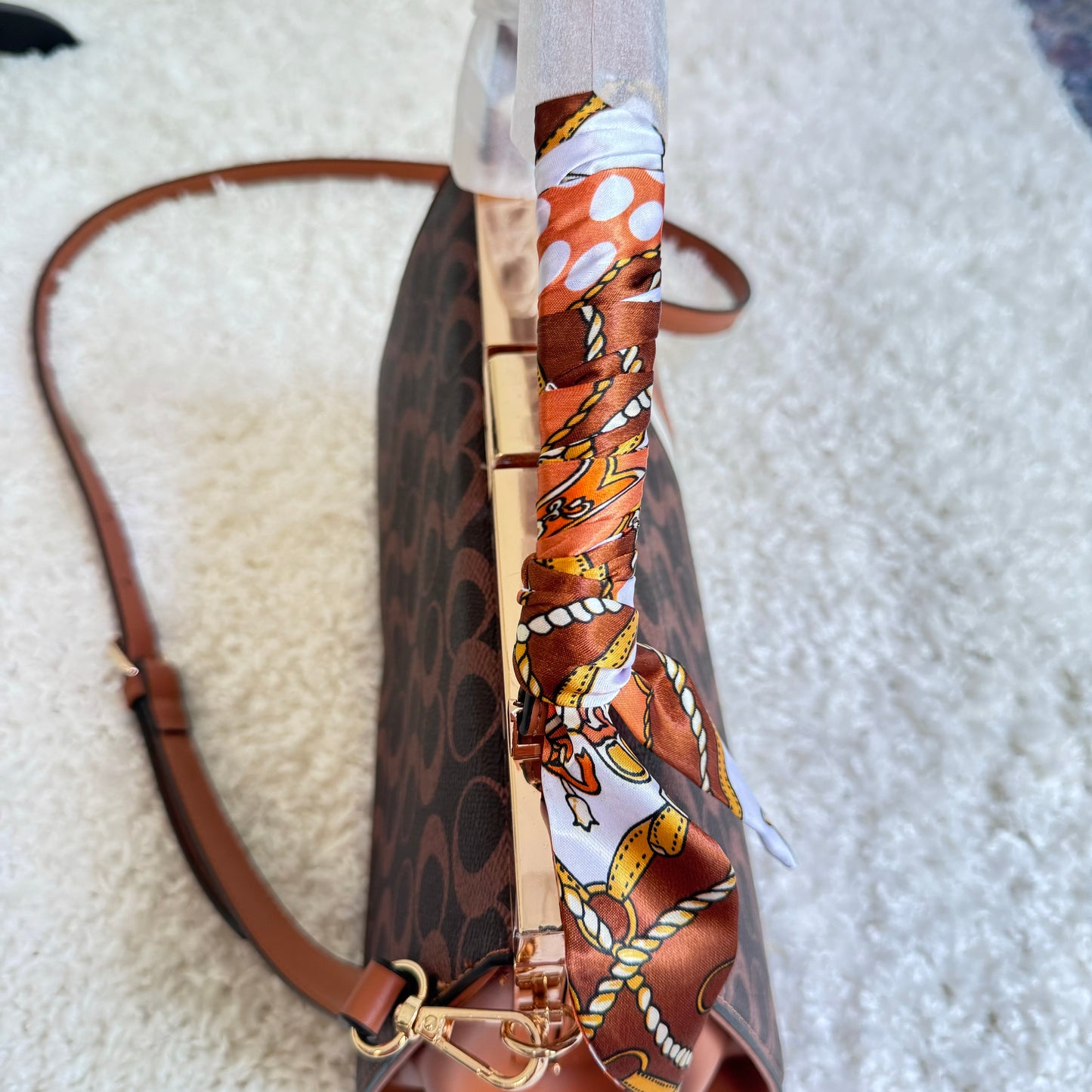 Stilvolle Handtasche mit Seidentuchgriff in Beige und Braun