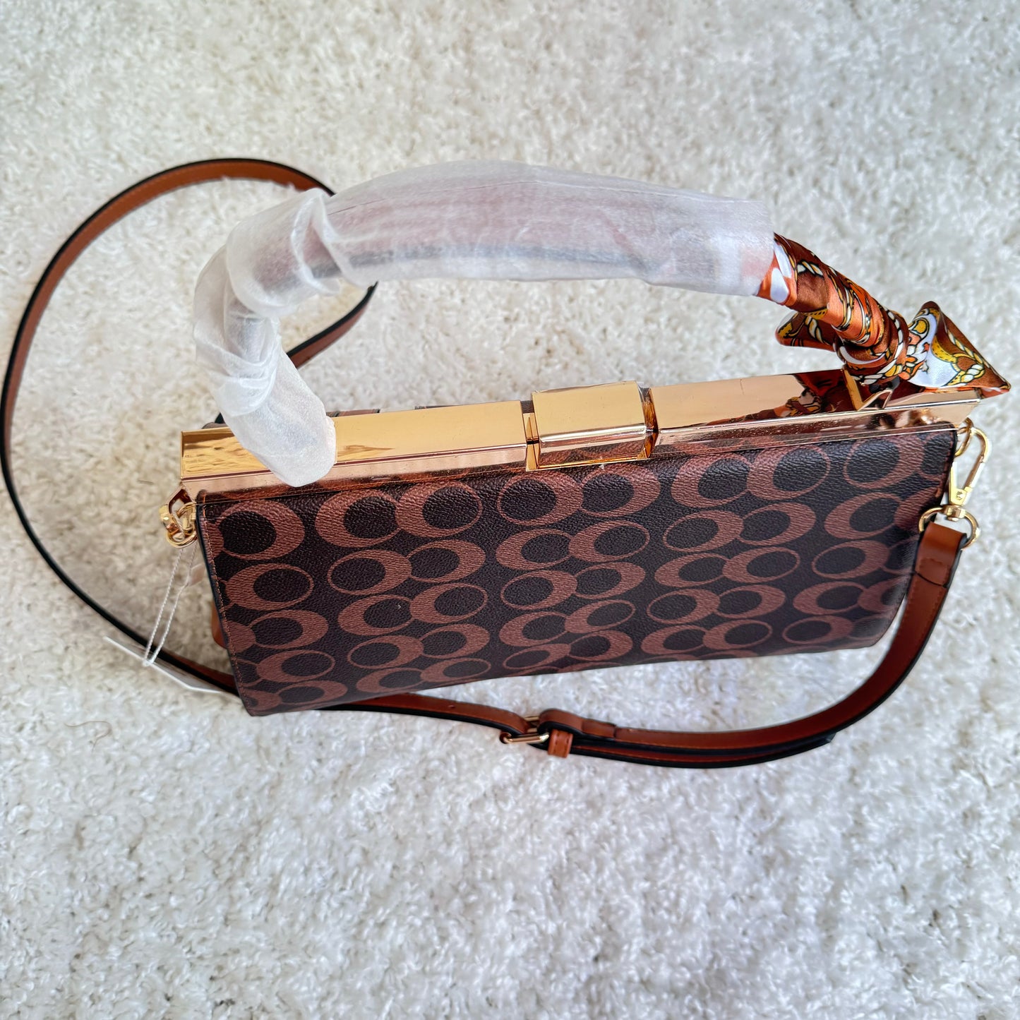 Stilvolle Handtasche mit Seidentuchgriff in Beige und Braun