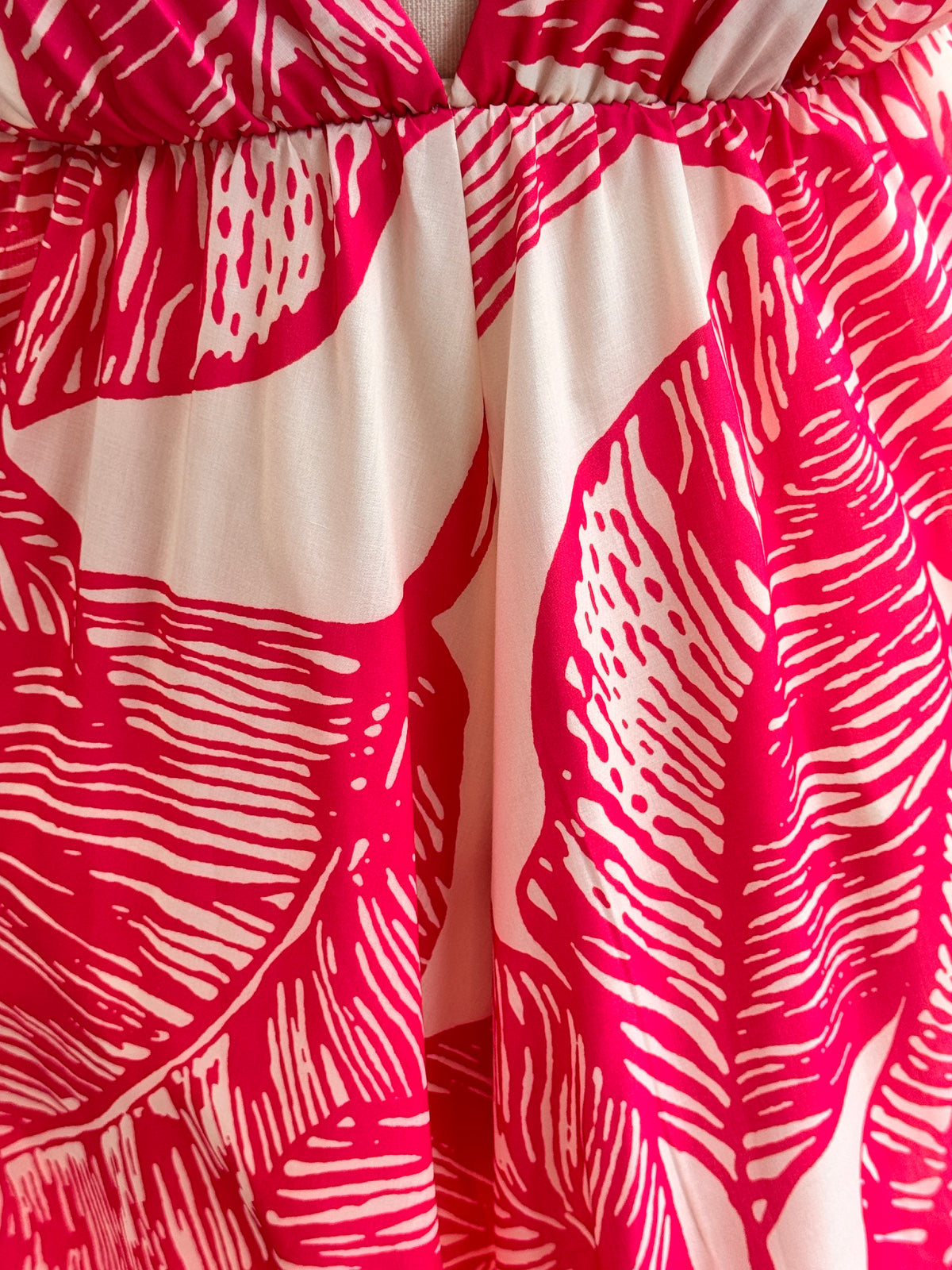 Sommerkleid Damen Pink Weiß – Maxikleid mit Blattmuster & Rückenausschnitt (Gr. 38–42) Baumwolle Boho Kleid