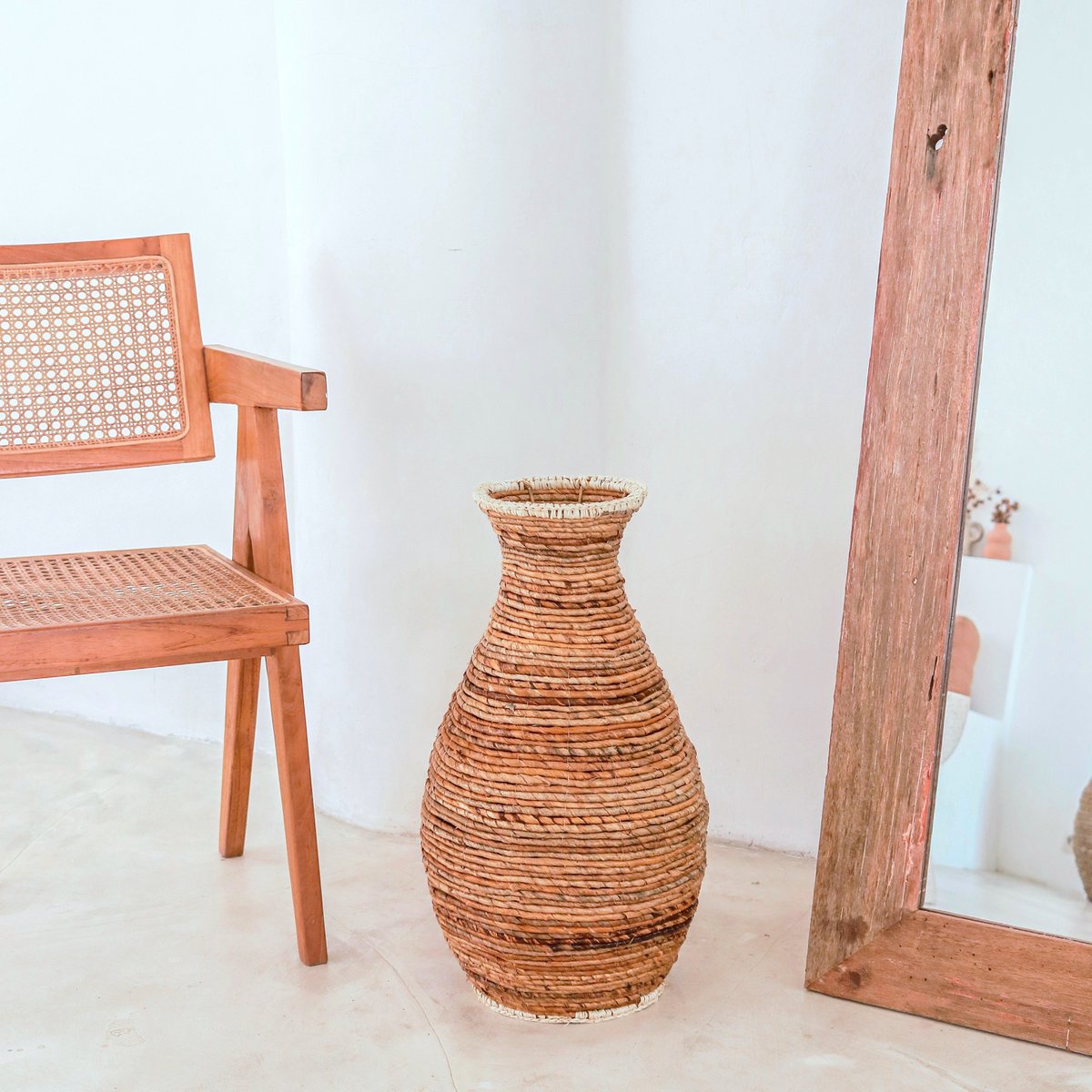 Gewebte Boho-Vase TUMBAK aus Bananenfaser und Bast