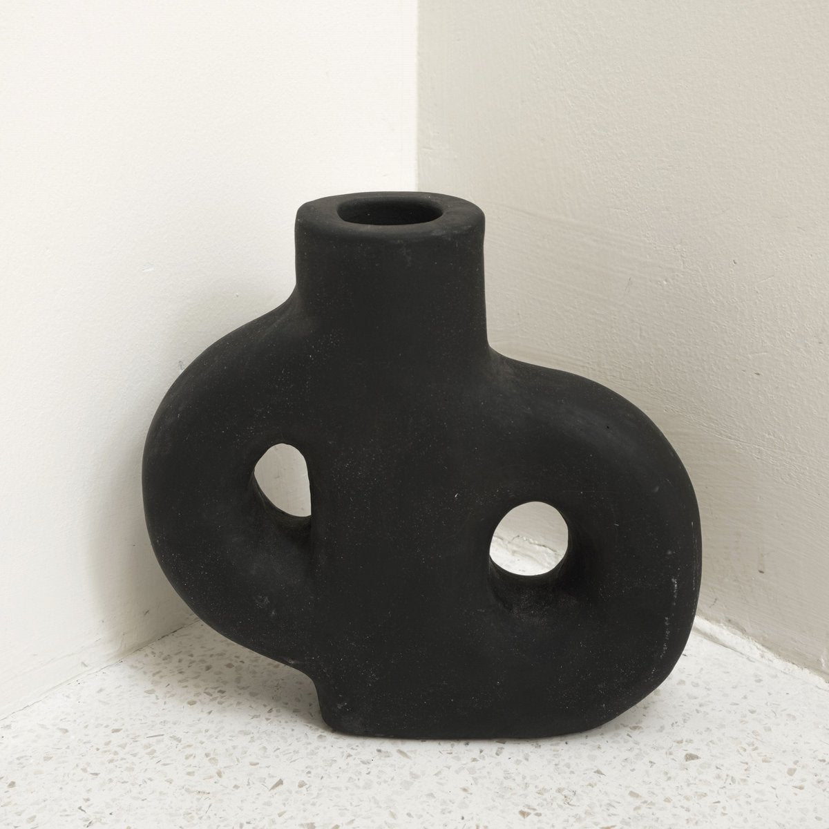 Vase Schwarz Kleine dekorative Vase handgegossen aus Ton für getrocknete oder frische Blumen LEMBAH