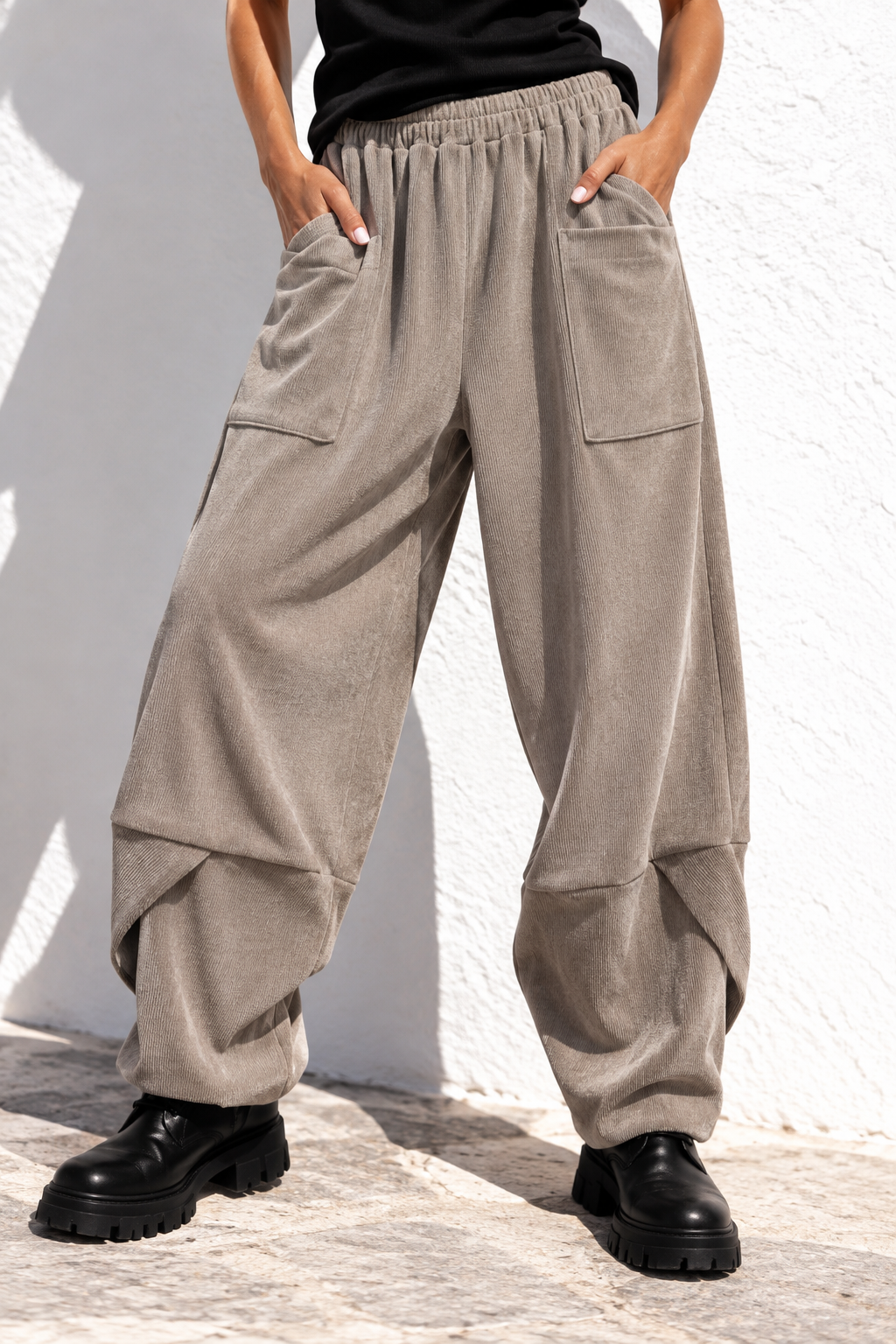 Damen Cordoptik Hose mit Gummibund, Seitentaschen und schrägem Beinabschluss – Einheitsgröße 38–44 – Beige, Schwarz, Goldbraun, Dunkelbraun