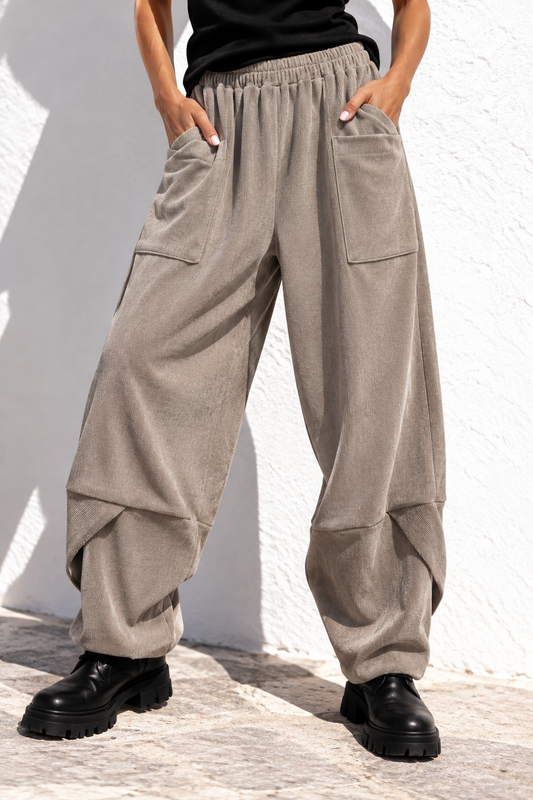 Damen Cordoptik Hose mit Gummibund, Seitentaschen und schrägem Beinabschluss – Einheitsgröße 38–44 – Beige, Schwarz, Goldbraun, Dunkelbraun