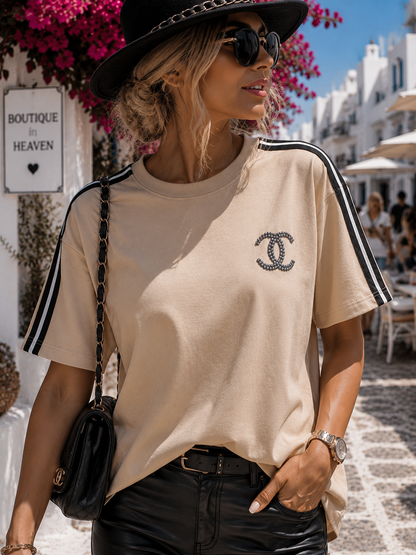 Damen Oversize T-Shirt Weiß/Beige – Baumwollshirt mit Glitzerstein-Logo & Streifen | 38–44