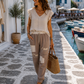 🌴 Leinen-T-Shirt „Mykonos Ruffle“ – luftig, feminin & traumhaft leicht
