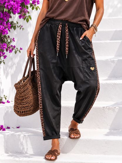 Damen Baggy Hose Lederoptik Schwarz mit Leo-Streifen | Veganes Leder | Größe 38–42+ | Boutique in Heaven