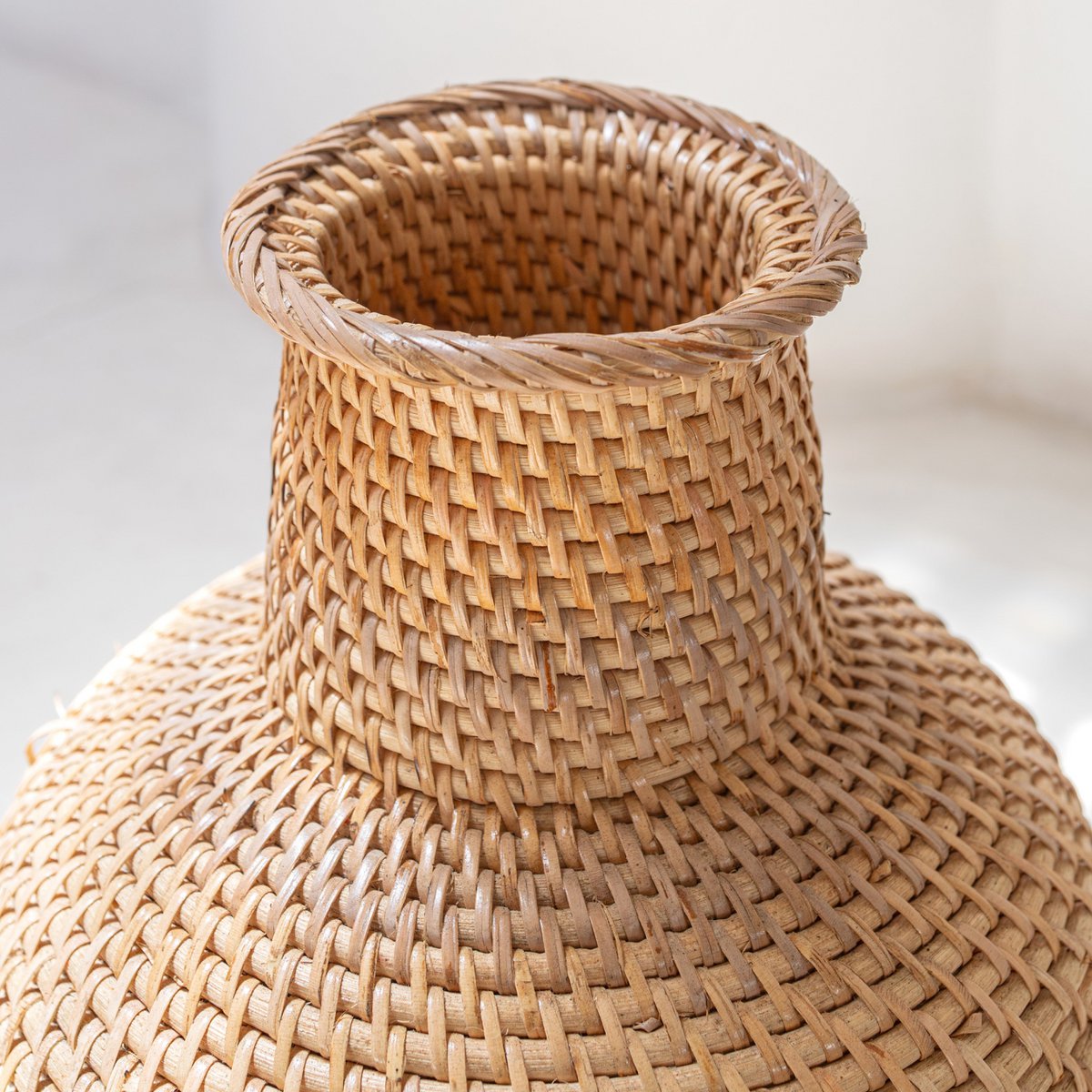 Gewebte Boho-Vase KAMARI aus Rattan und Holz