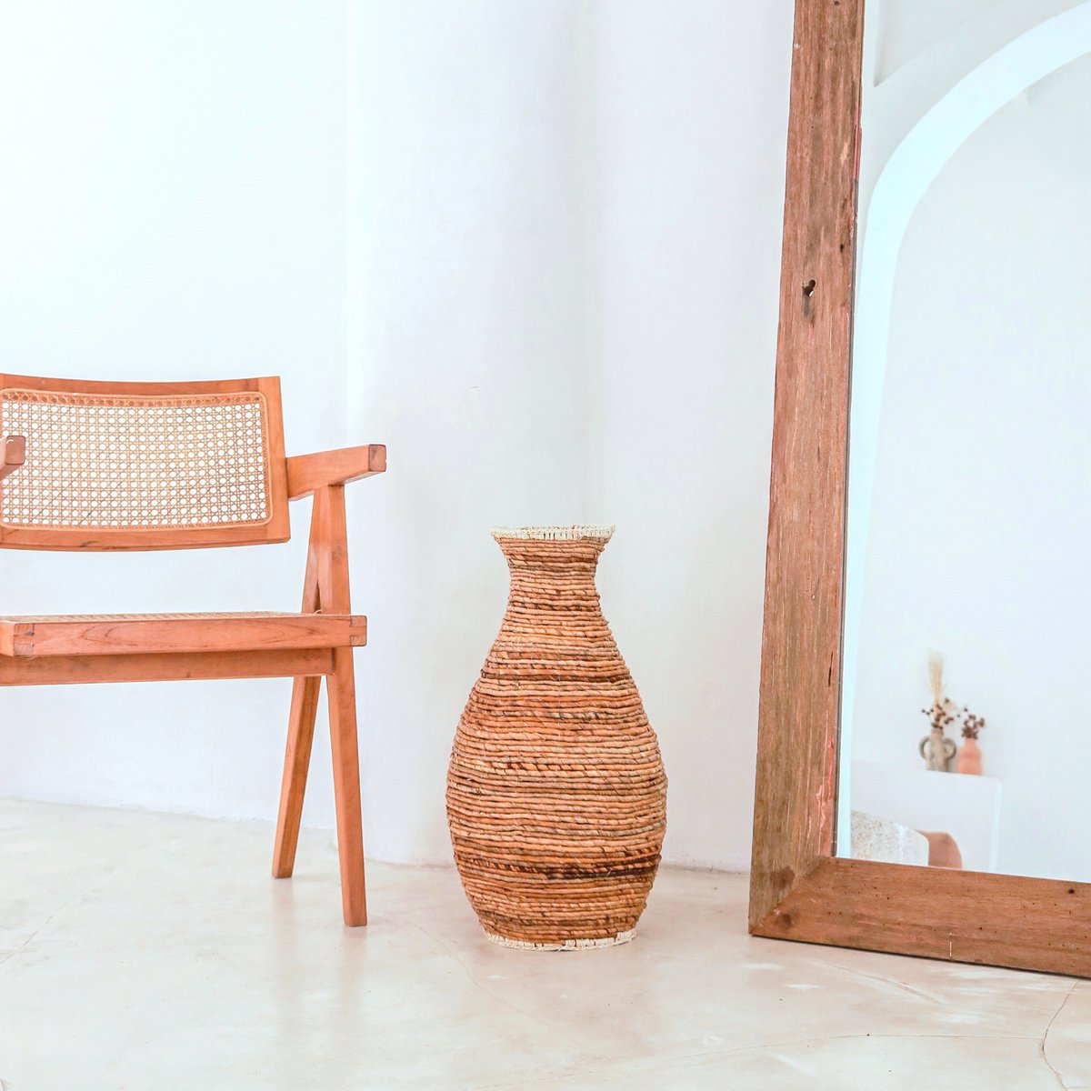 Gewebte Boho-Vase TUMBAK aus Bananenfaser und Bast