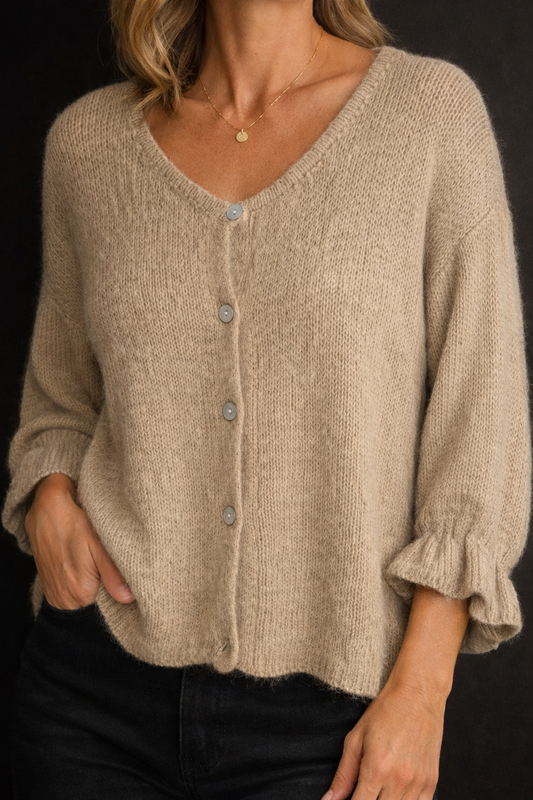 Damen Strickjacke Beige mit V-Ausschnitt & Volant-Ärmeln – Cardigan 38–42