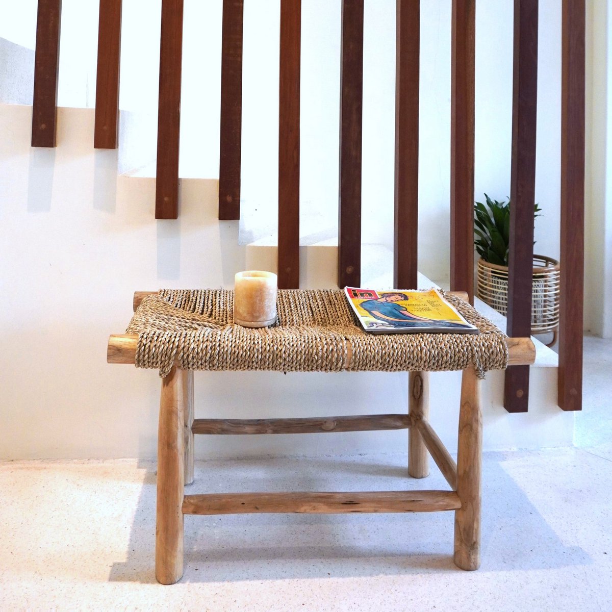 Bank SUNGAI aus massivem Holz mit Sitzfläche aus geflochtenem Seegras