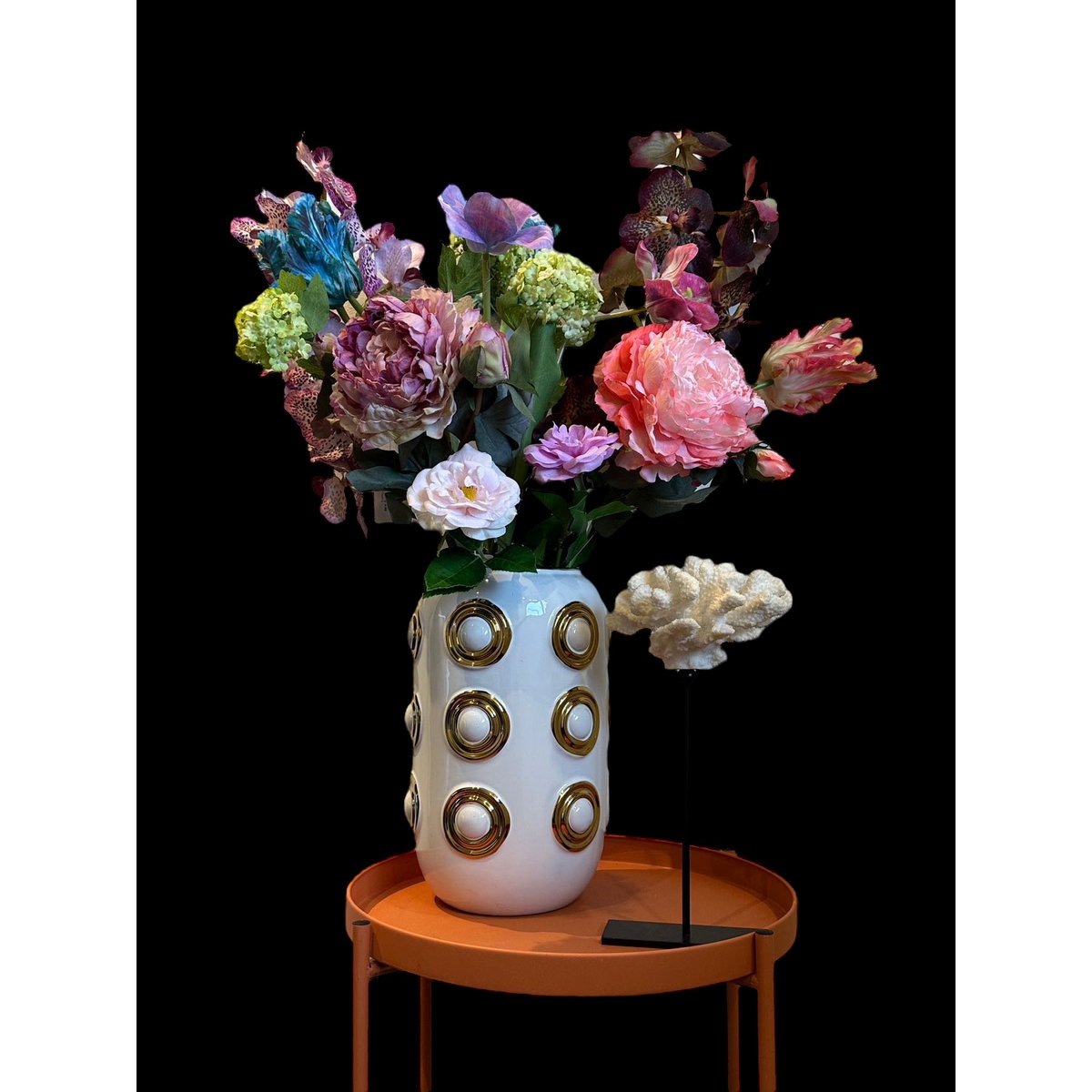 Eine komplette Vase und ein Strauß künstlicher Blumen sowie ein wunderschönes Meereskorallen-Ornament