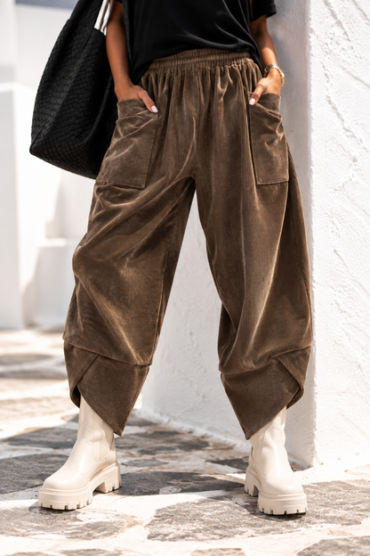 Damen Cordoptik Hose mit Gummibund, Seitentaschen und schrägem Beinabschluss – Einheitsgröße 38–44 – Beige, Schwarz, Goldbraun, Dunkelbraun