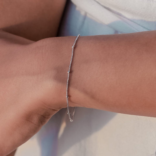 Zierliches Armband aus 925 Silber– silbernes Armkettchen handgefertigt– Gliederarmband minimalistisch verziert mit Kügelchen – BRAWA silber