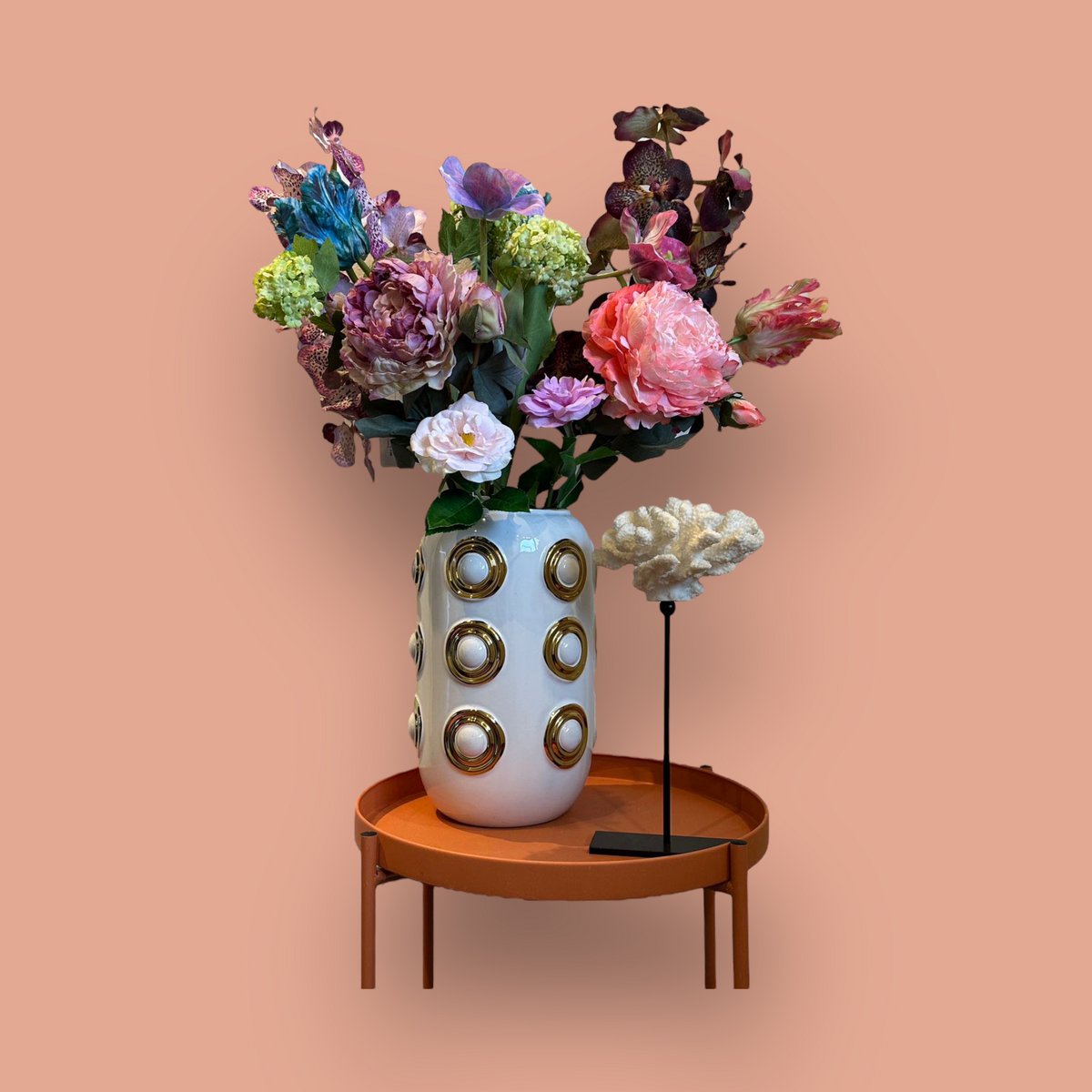 Eine komplette Vase und ein Strauß künstlicher Blumen sowie ein wunderschönes Meereskorallen-Ornament