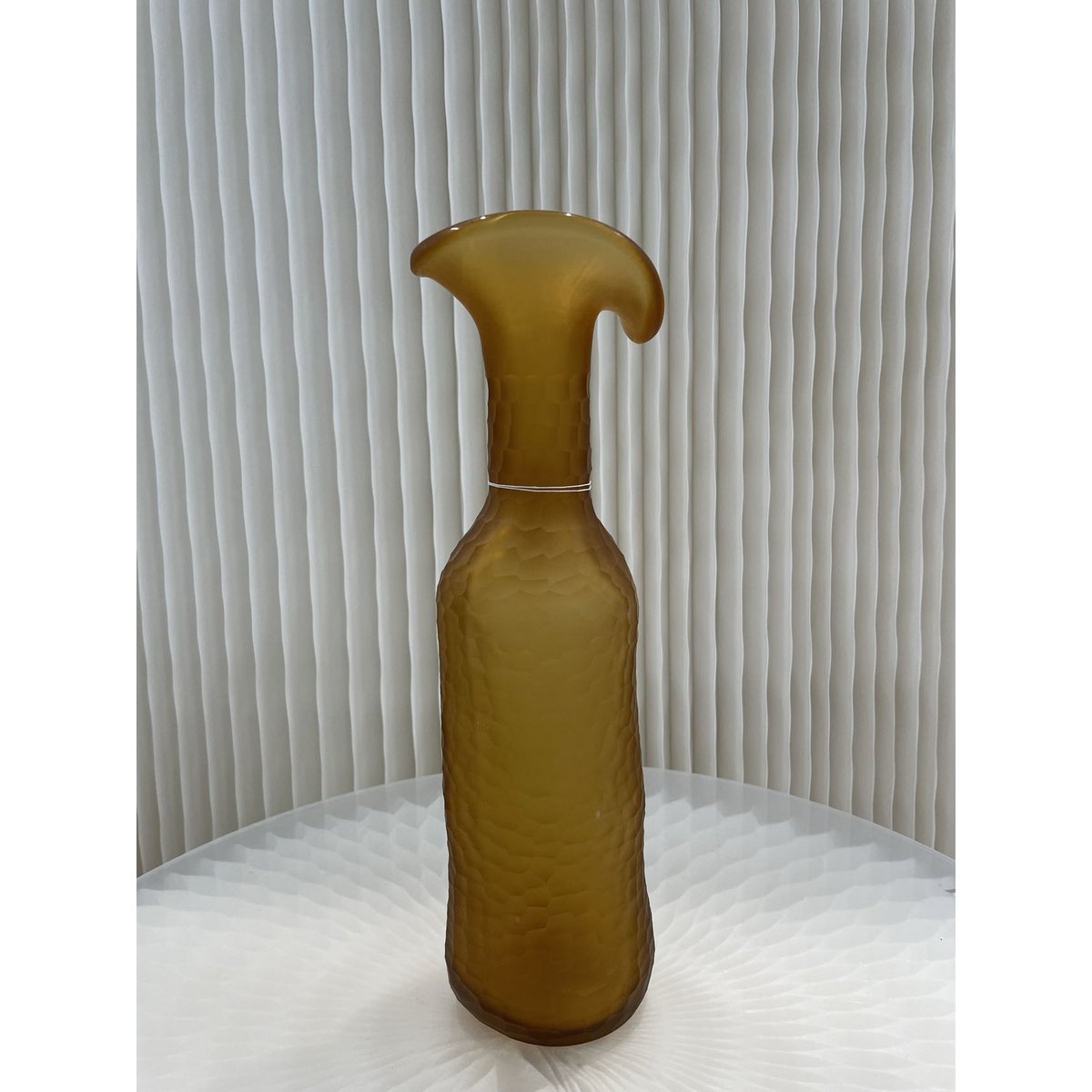 Große Vintage-Vase aus bernsteinfarbenem Glas. Maße: H 36 cm x B 7 cm x T 7 cm