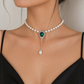 Designer Perlenkette Weiß – Luxus Halskette mit grünem Herzstein & Perlenanhänger
