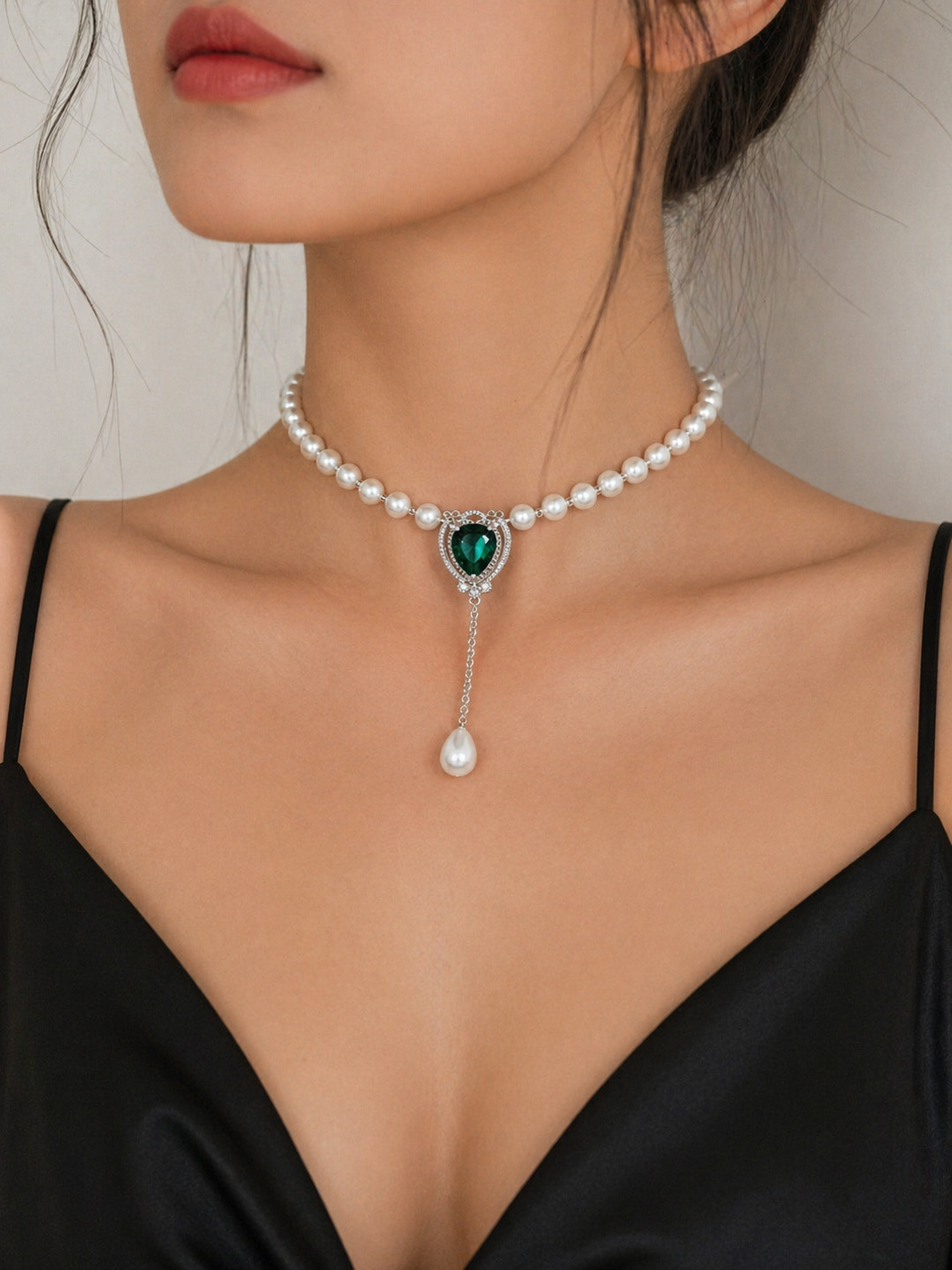Designer Perlenkette Weiß – Luxus Halskette mit grünem Herzstein & Perlenanhänger