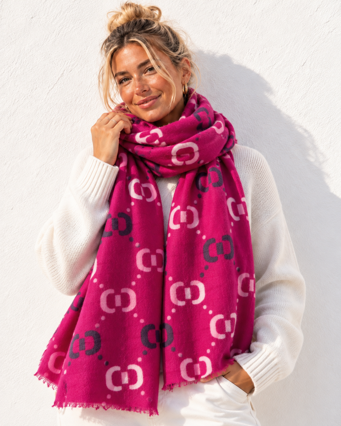 Großer Damen Schal Flieder mit Dunkelblau und Weiß-Beige – 80 % Viskose, 20 % Wolle mit kleinen Fransen