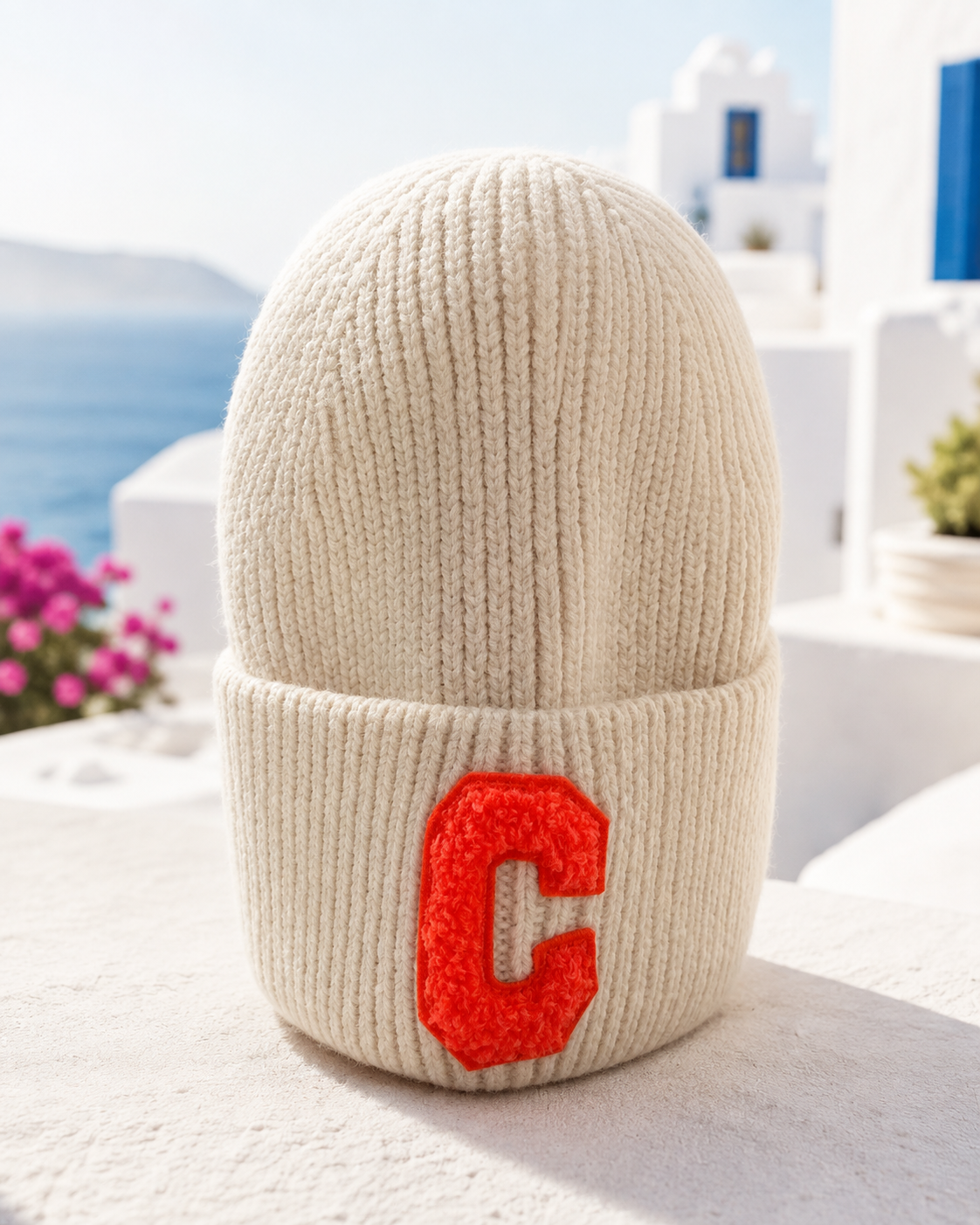 Damen Strickmütze Weiß mit Neon C – warm gefütterte Wintermütze
