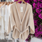 Kuscheliger Cardigan mit Taillengürtel in Wollweiß – Strickjacke Damen Oversize 40-44