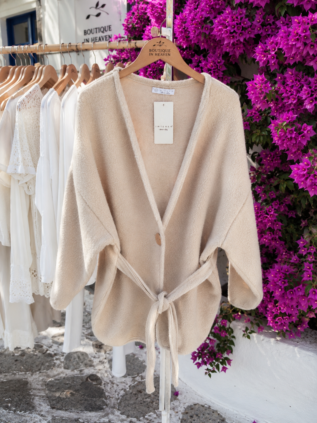 Kuscheliger Cardigan mit Taillengürtel in Wollweiß – Strickjacke Damen Oversize 40-44