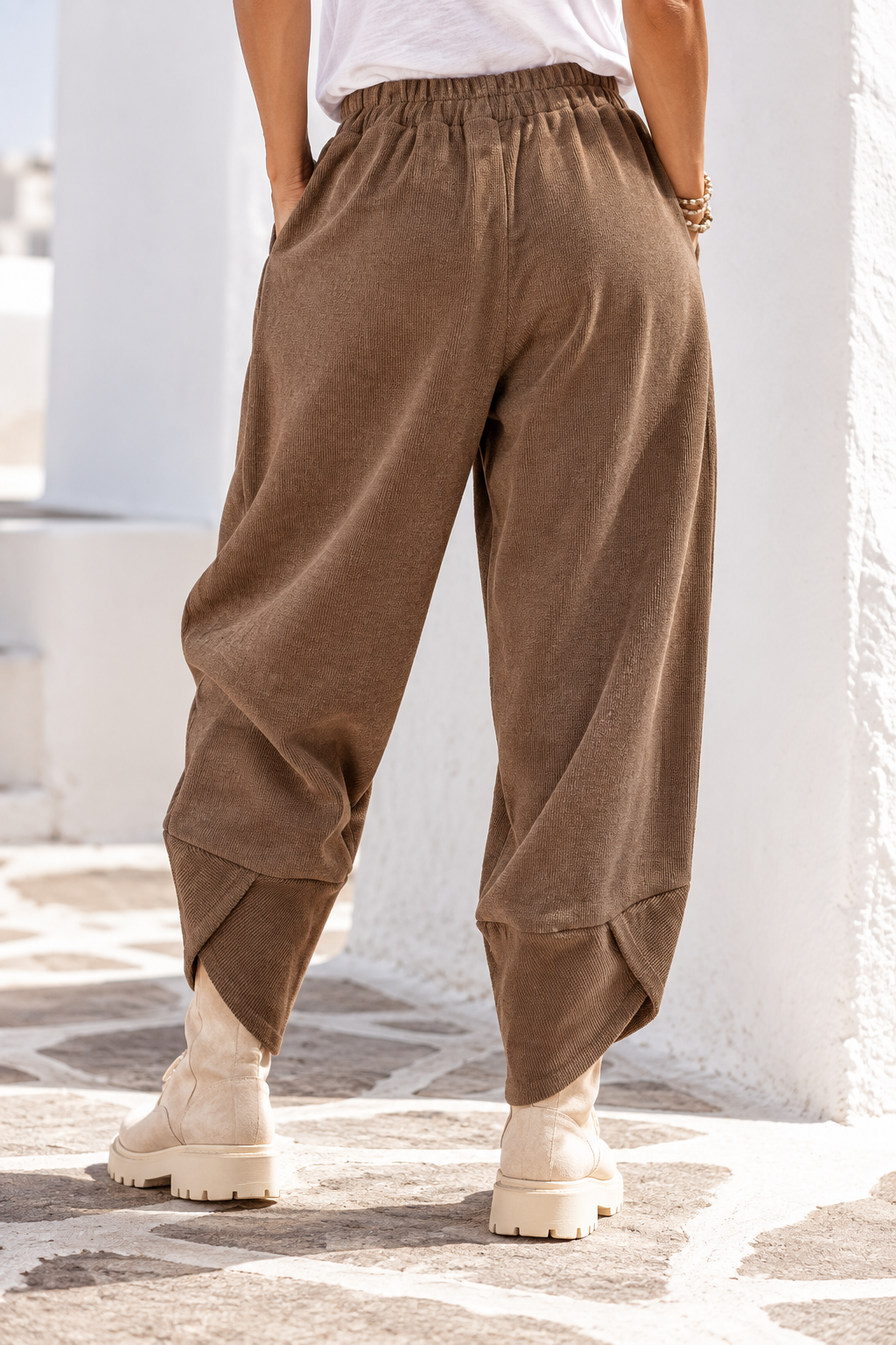 Damen Cordoptik Hose mit Gummibund, Seitentaschen und schrägem Beinabschluss – Einheitsgröße 38–44 – Beige, Schwarz, Goldbraun, Dunkelbraun