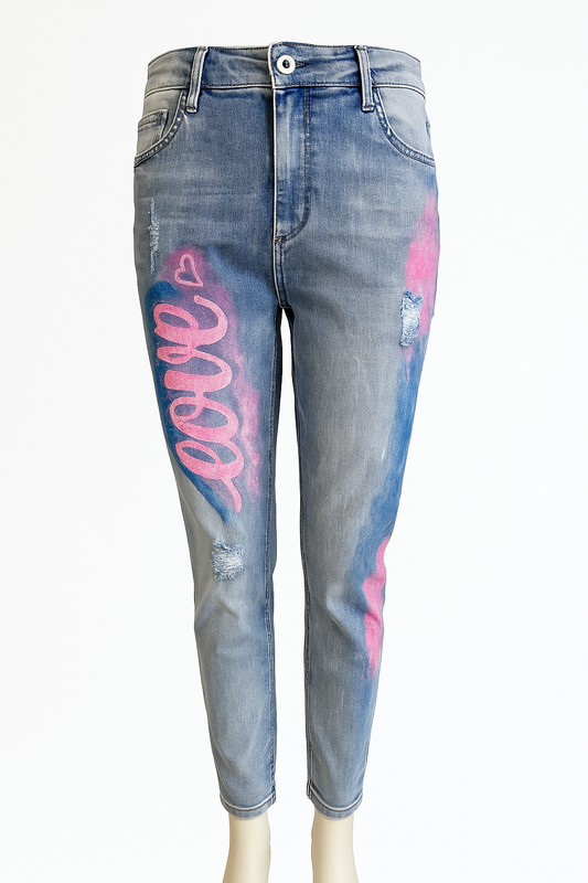 Trendige Damenjeans mit Graffiti-Print LOVE – Streetstyle Denim