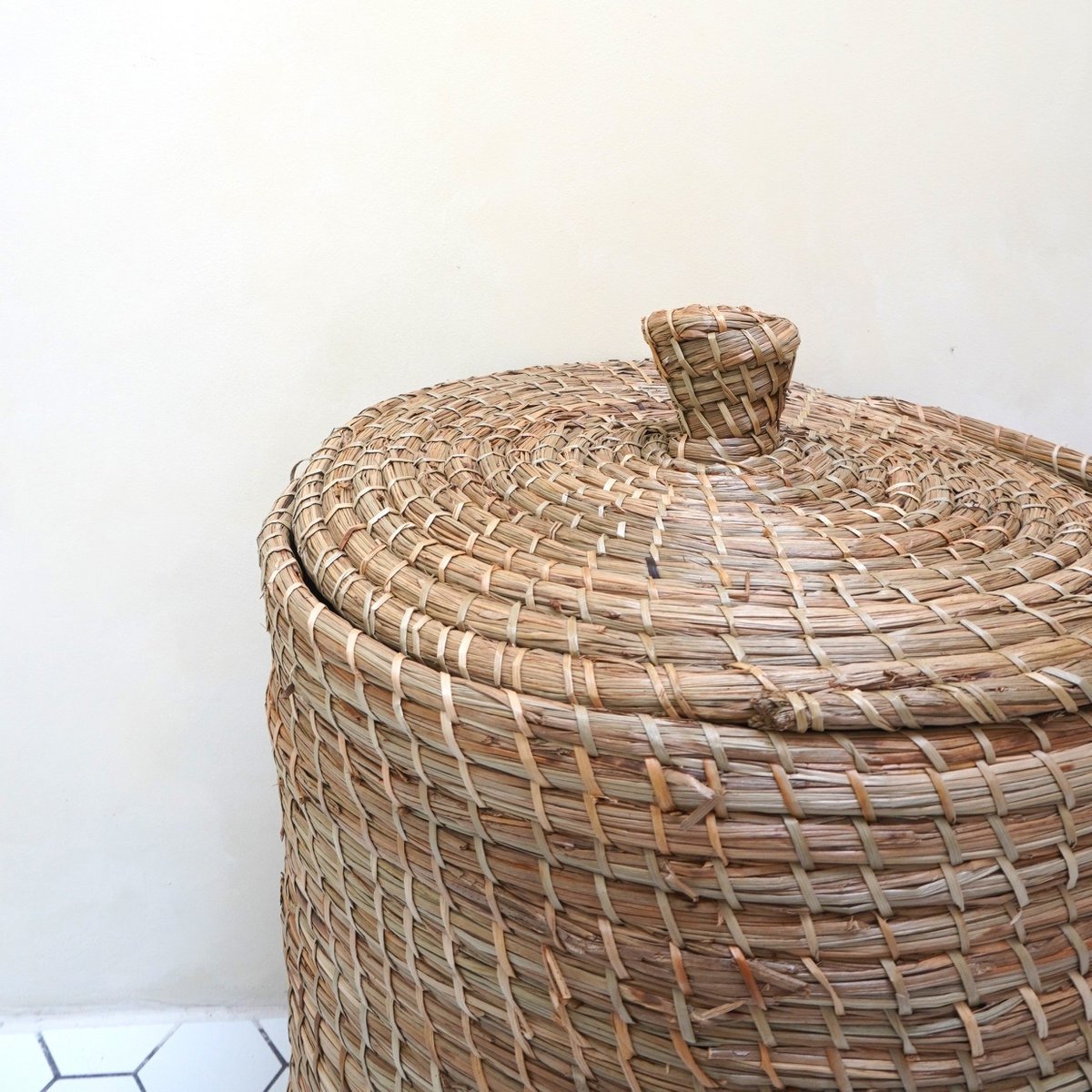 Wäschekorb mit Deckel LANTAI aus Seegras, handgefertigt aus natürlichen Materialien, runder Aufbewahrungskorb für Wäschekörbe