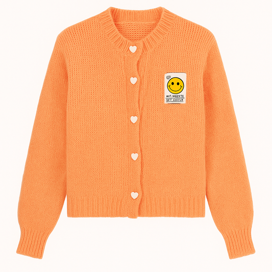 Flauschige Strickjacke in Apricot – mit Herzknöpfen &amp; Smiley-Patch