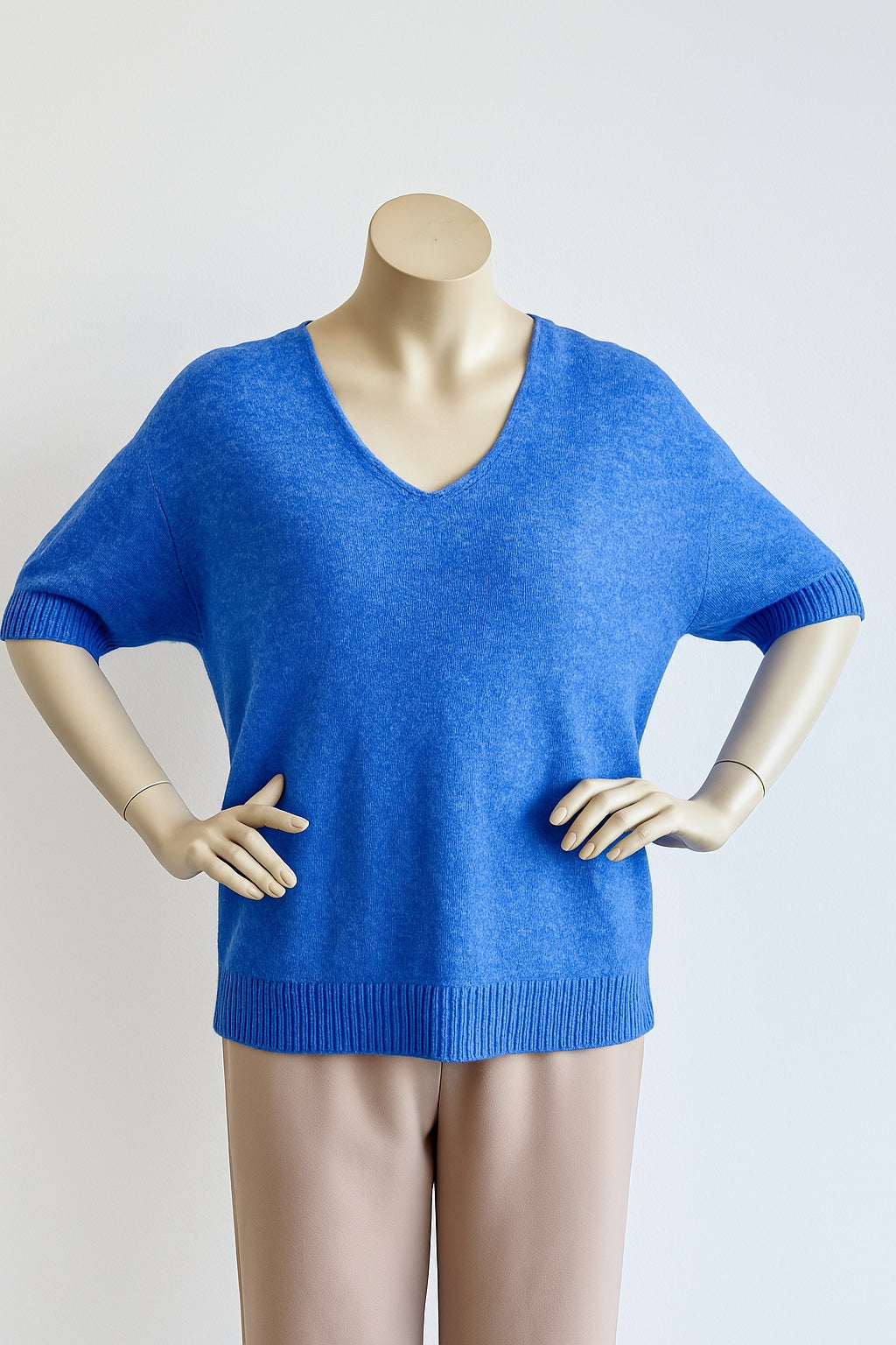 Strahlender Blau-Pullover