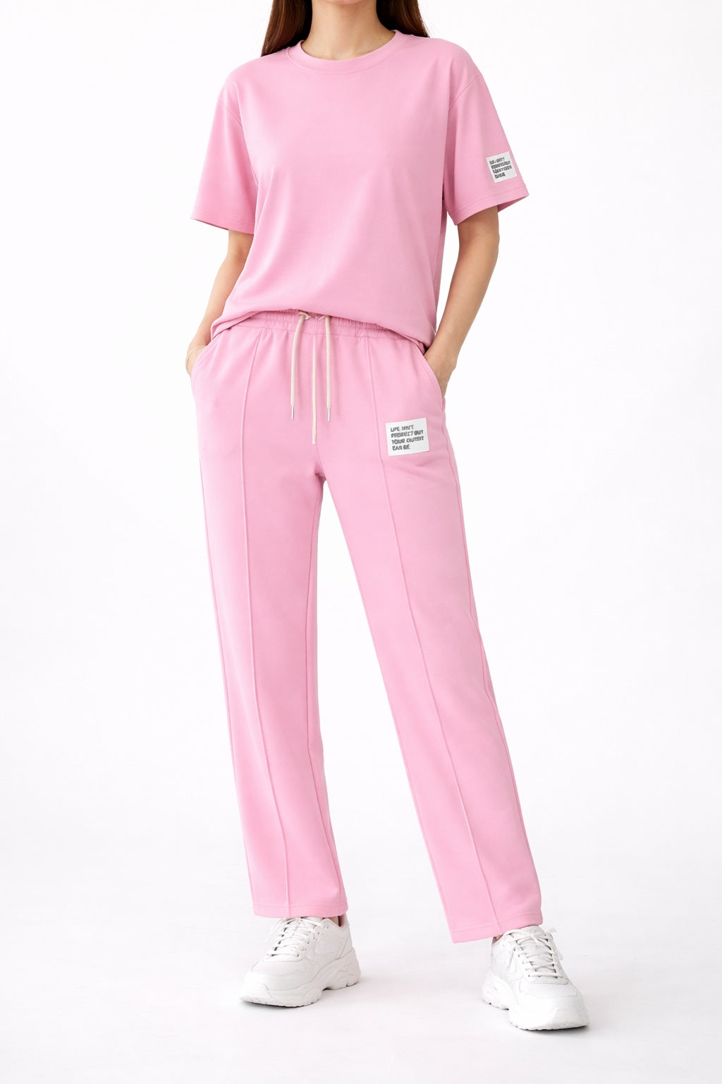 Roze combinatieset bestaande uit een t-shirt en een broek, maten 38-42+