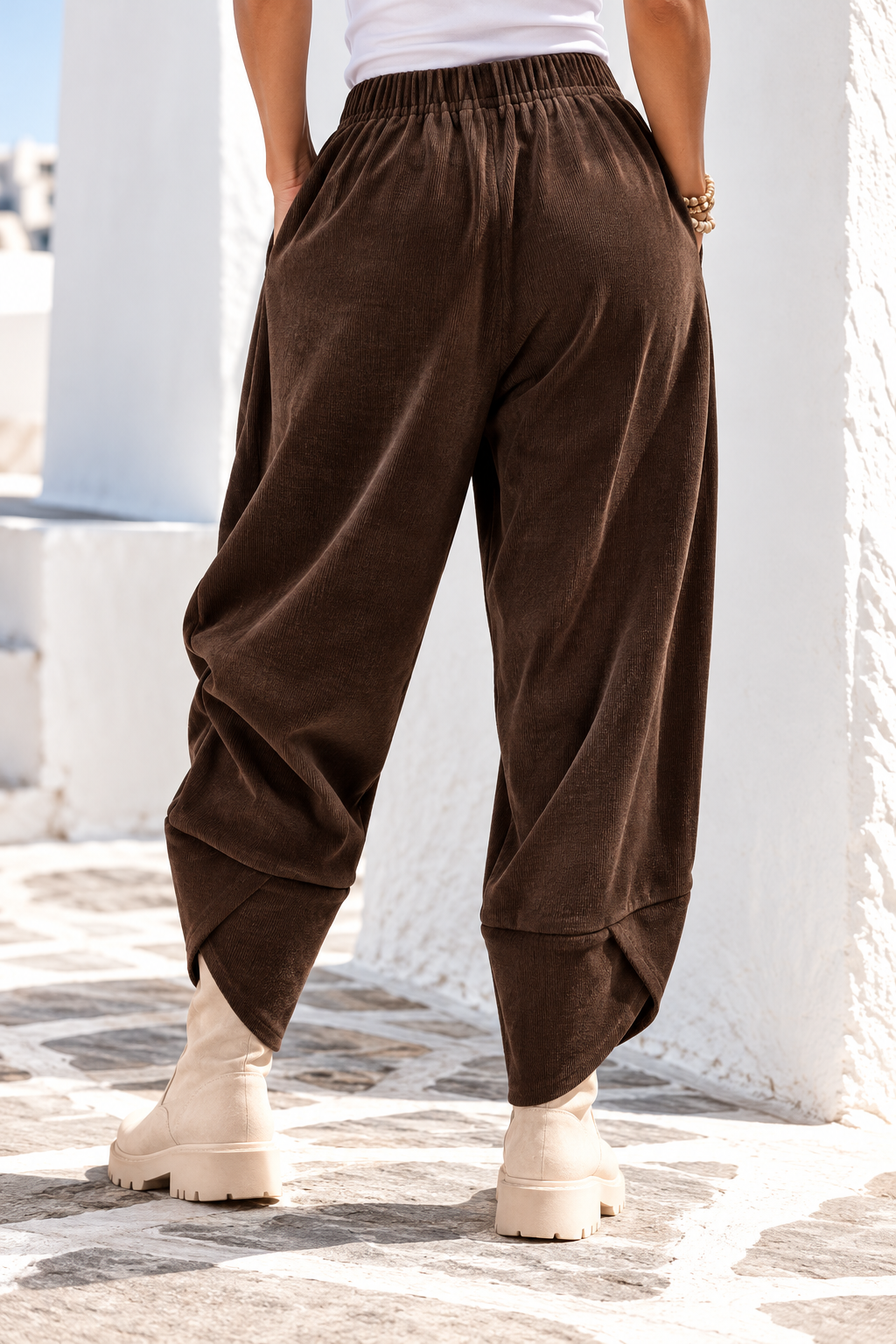 Damen Cordoptik Hose mit Gummibund, Seitentaschen und schrägem Beinabschluss – Einheitsgröße 38–44 – Beige, Schwarz, Goldbraun, Dunkelbraun