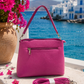 Diese pinke Handtasche ist dein Statement für jeden Tag – auffällig, elegant und absolut im Trend. 💖 Nur noch 1 Stück verfügbar!