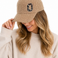 Damen Leo Teddy Cap – braune Fell-Cap mit Leo-Detail – stylisch & verstellbar