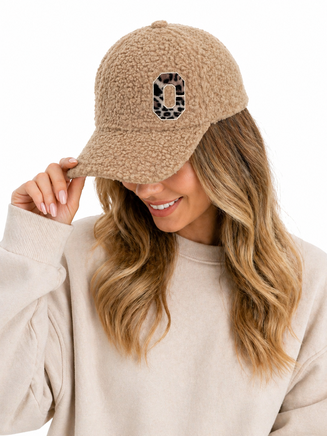 Damen Leo Teddy Cap – braune Fell-Cap mit Leo-Detail – stylisch & verstellbar