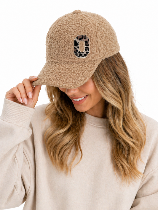 Damen Leo Teddy Cap – braune Fell-Cap mit Leo-Detail – stylisch & verstellbar