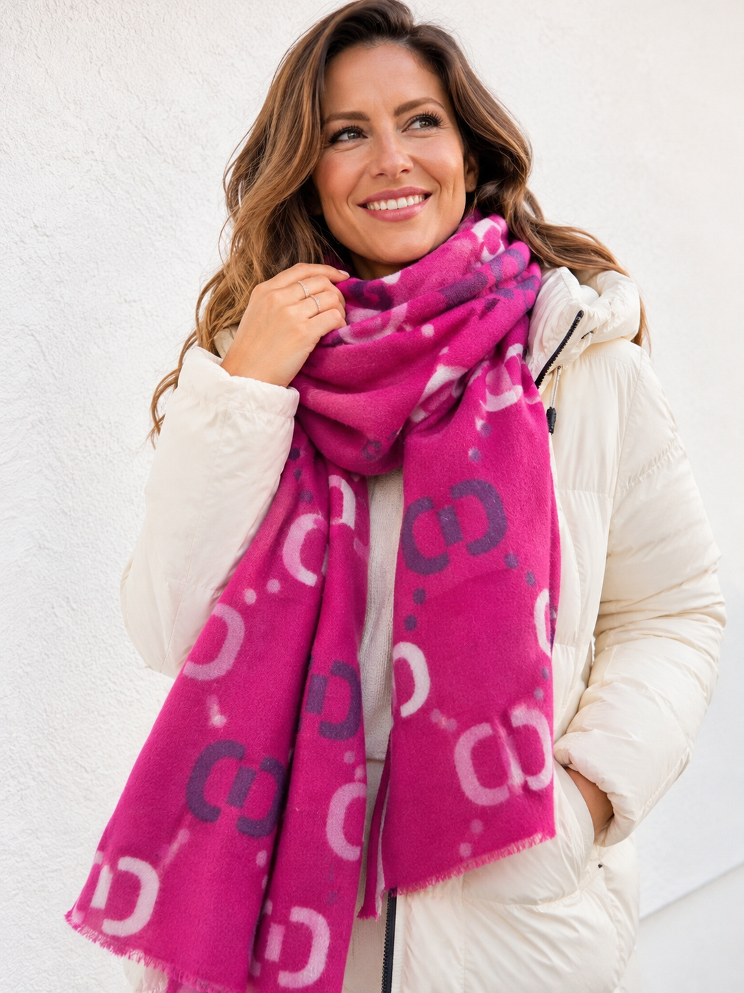 Großer Damen Schal Flieder mit Dunkelblau und Weiß-Beige – 80 % Viskose, 20 % Wolle mit kleinen Fransen
