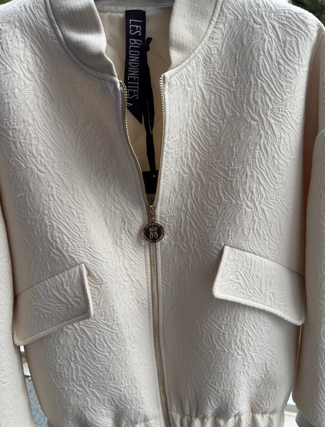 Les Blondinettes Bomberjacke Creme mit Struktur – elegante Damenjacke