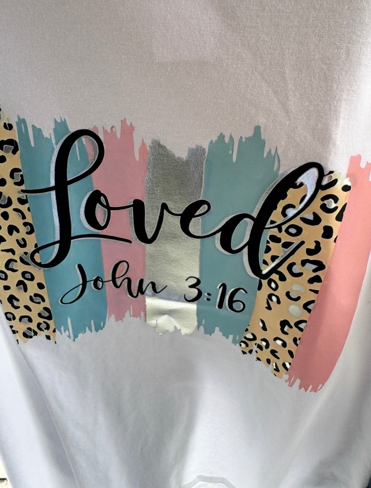Damen T-Shirt „Loved“ – Sommer Shirt mit Statement Print | Baumwolle | Weiß | Gr. 38–42