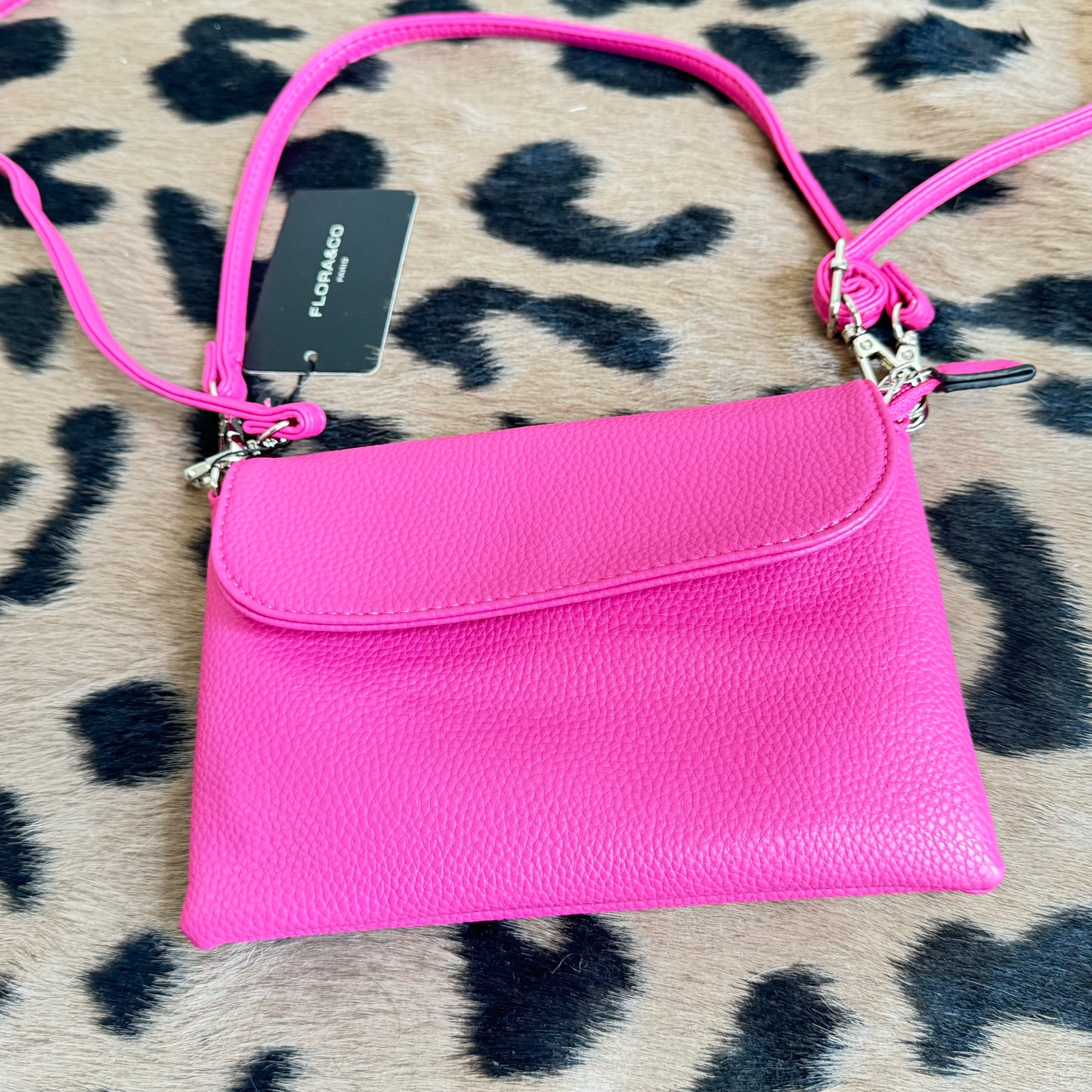 Elegantes, leuchtend pinkfarbenes Crossbody-Täschchen