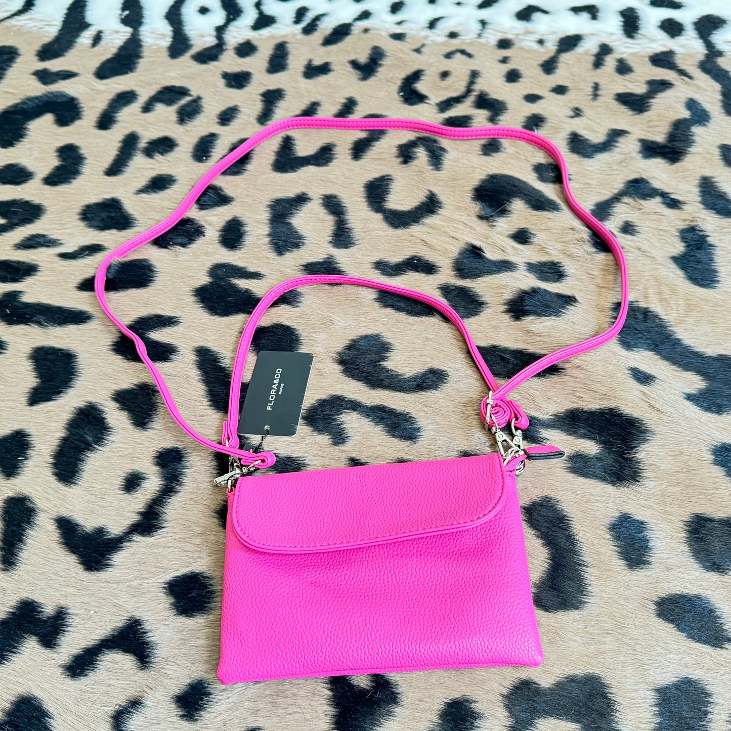 Elegantes, leuchtend pinkfarbenes Crossbody-Täschchen