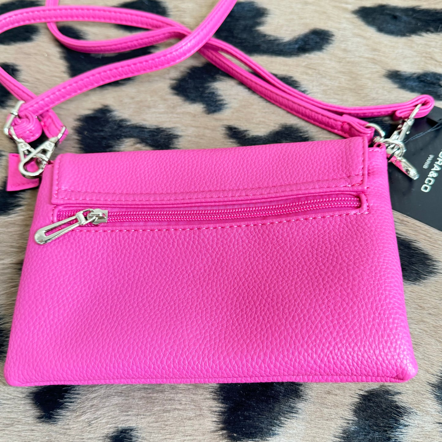 Elegantes, leuchtend pinkfarbenes Crossbody-Täschchen