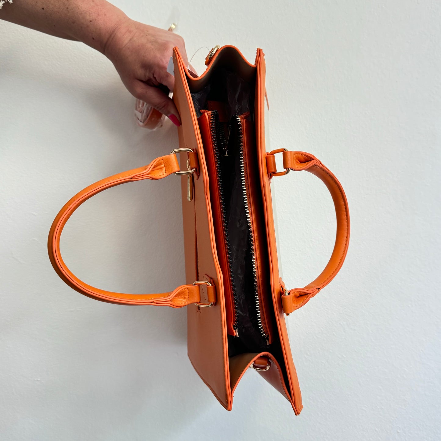 Leuchtend orangefarbenen Handtasche