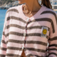 Strickjacke Damen Rosa gestreift mit Smiley-Patch – Kuschelige Oversize Strickjacke 38–42 | Letztes Stück