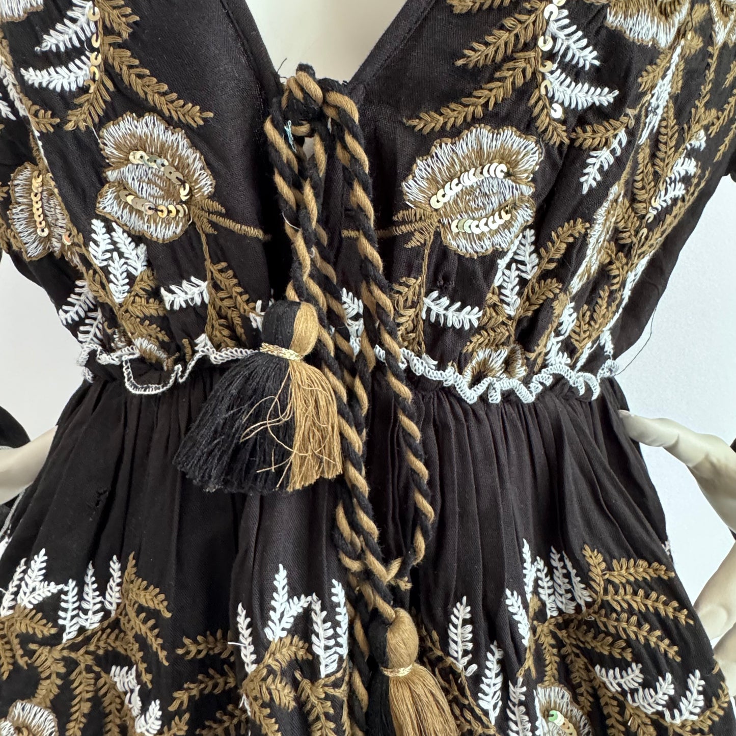 Elegantes Viskosekleid in Schwarz mit Goldstickerei