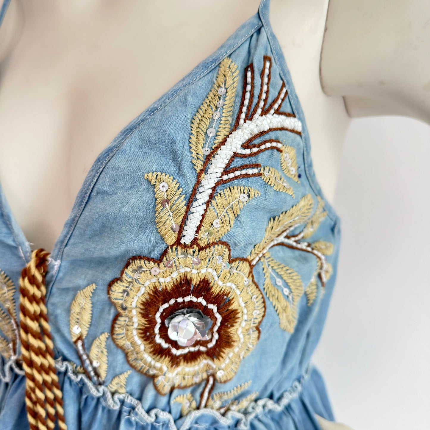 Azure Bloom – Boho-Chic Baumwollkleid mit Stickerei